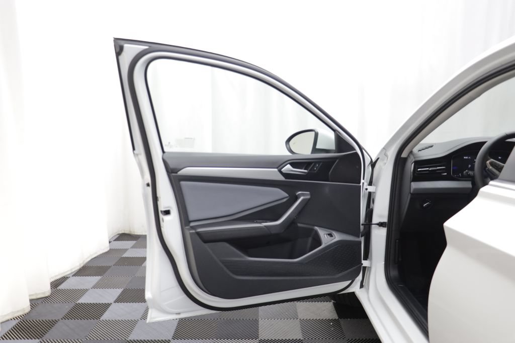 Used 2025 Volkswagen Jetta SE w/ Sunroof Package FWD image 4