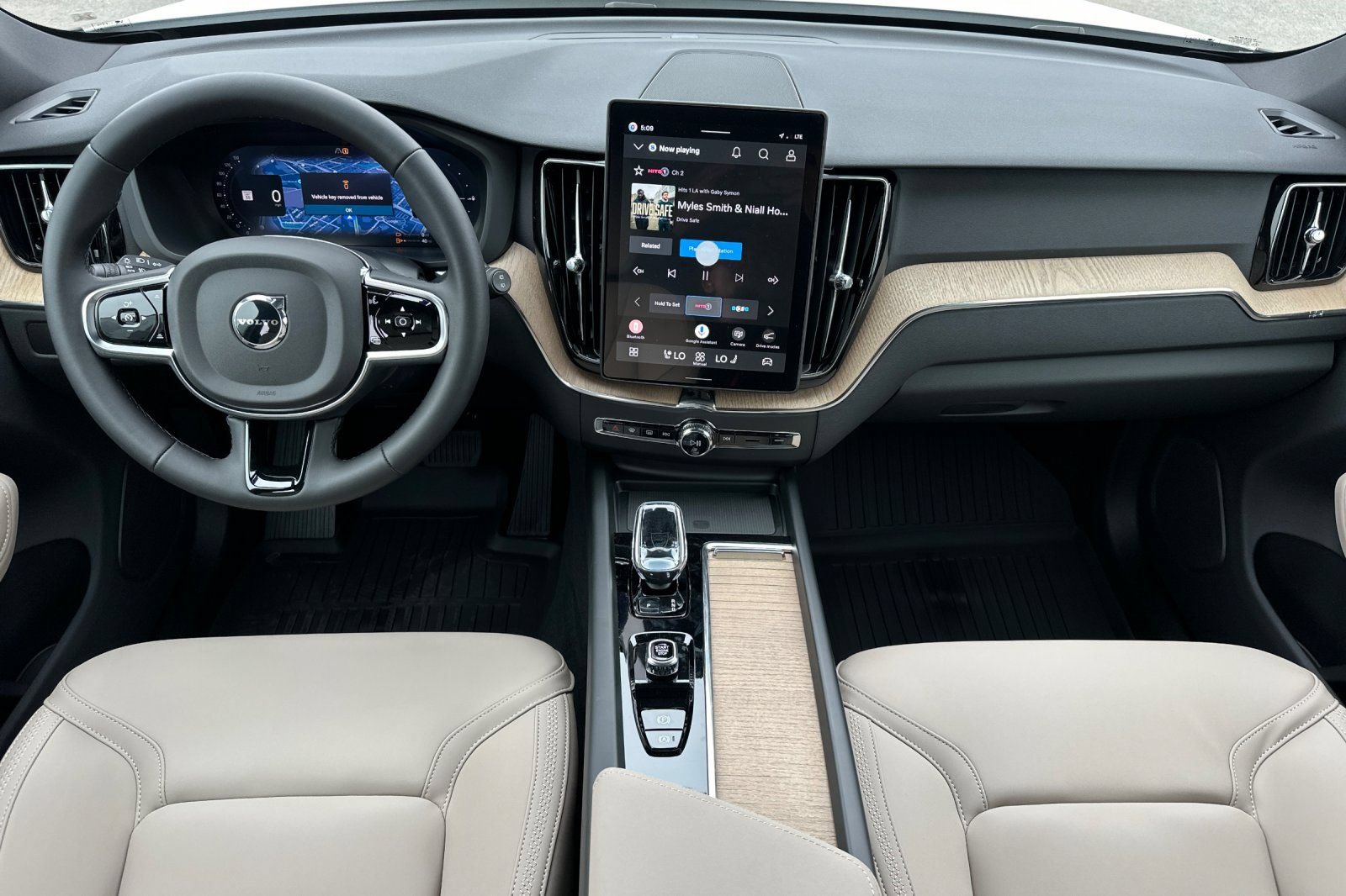 New 2026 Volvo XC60 T8 Plus w/ Climate Package PRO AWD/4WD image 13