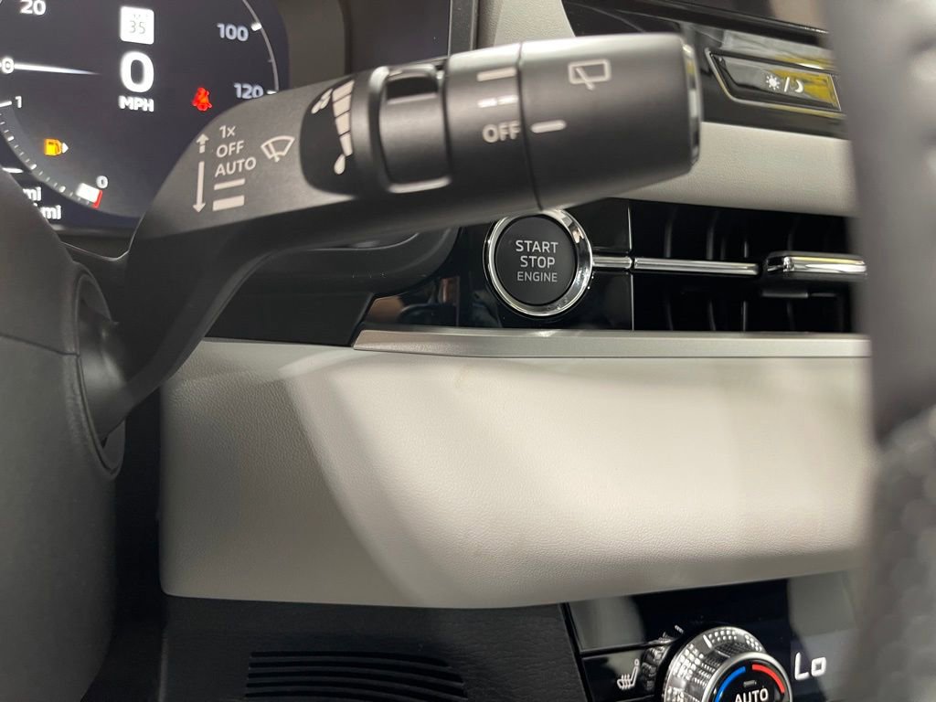 New 2025 Mitsubishi Outlander SE image 16