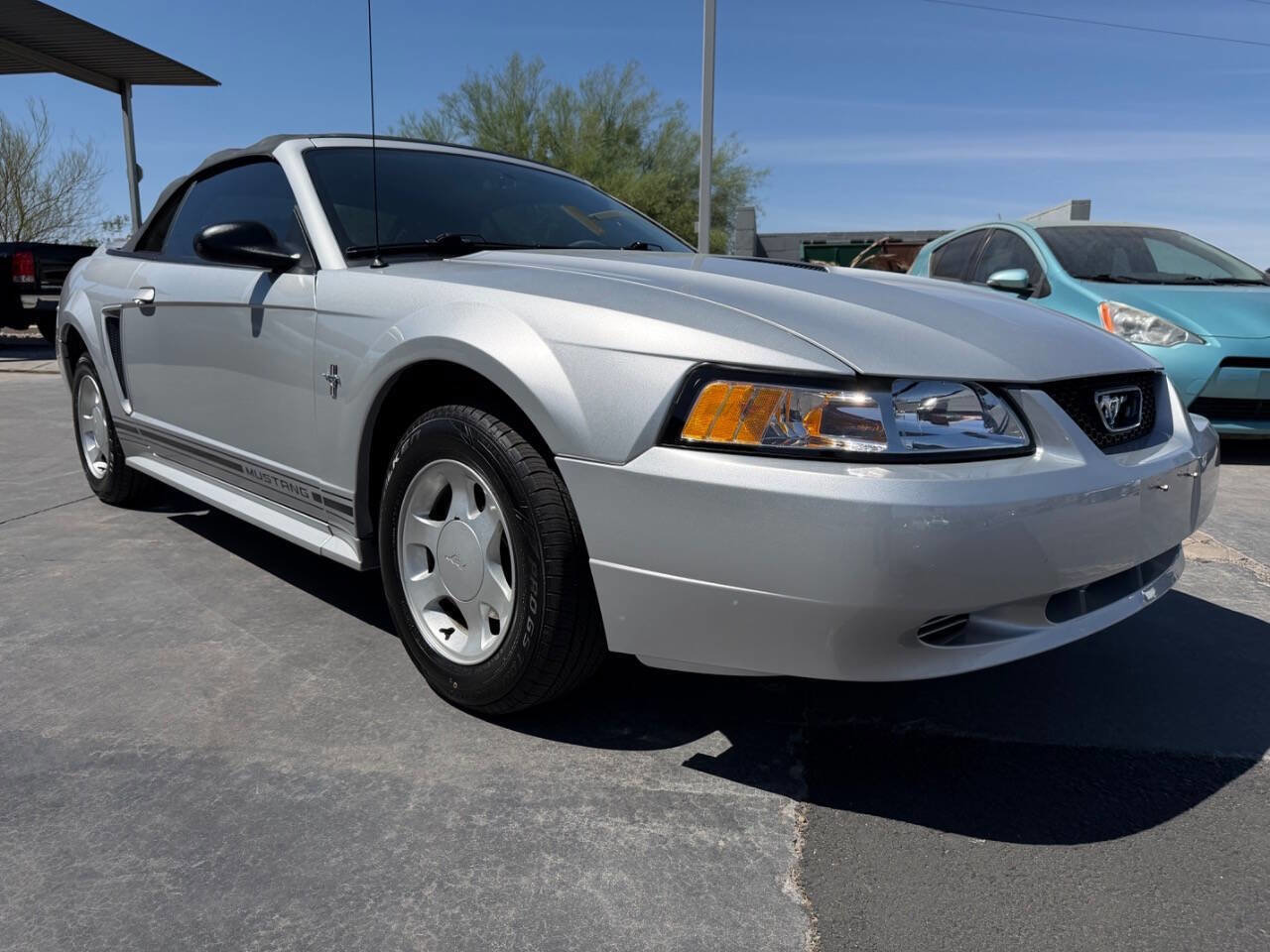 Used 2000 Ford Mustang Convertible RWD image 4