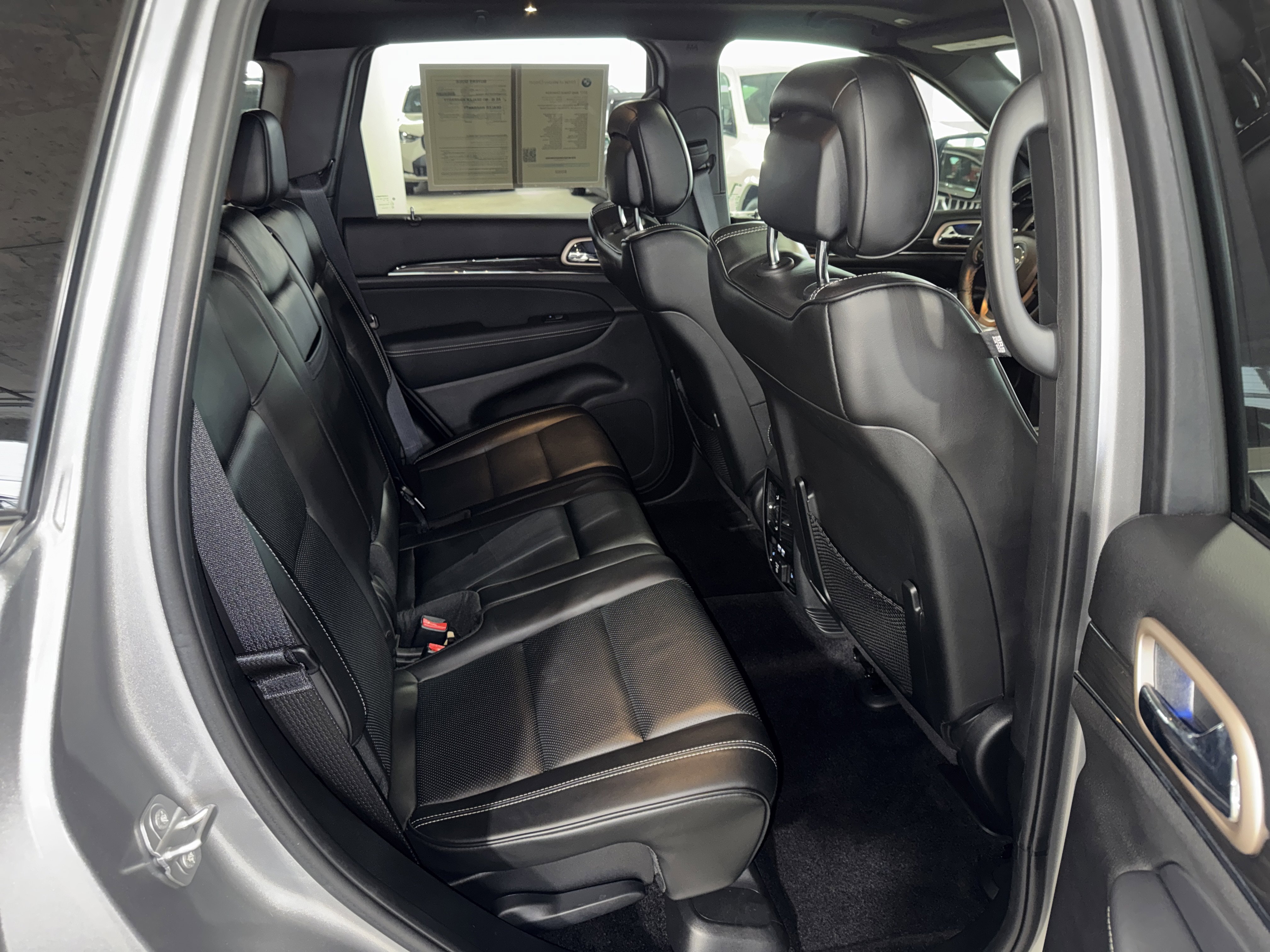 Used 2017 Jeep Grand Cherokee Overland AWD/4WD image 12