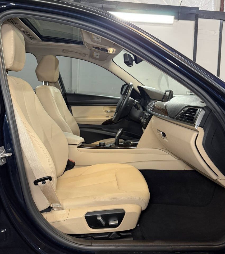 Used 2017 BMW 320i xDrive Sedan AWD/4WD image 6