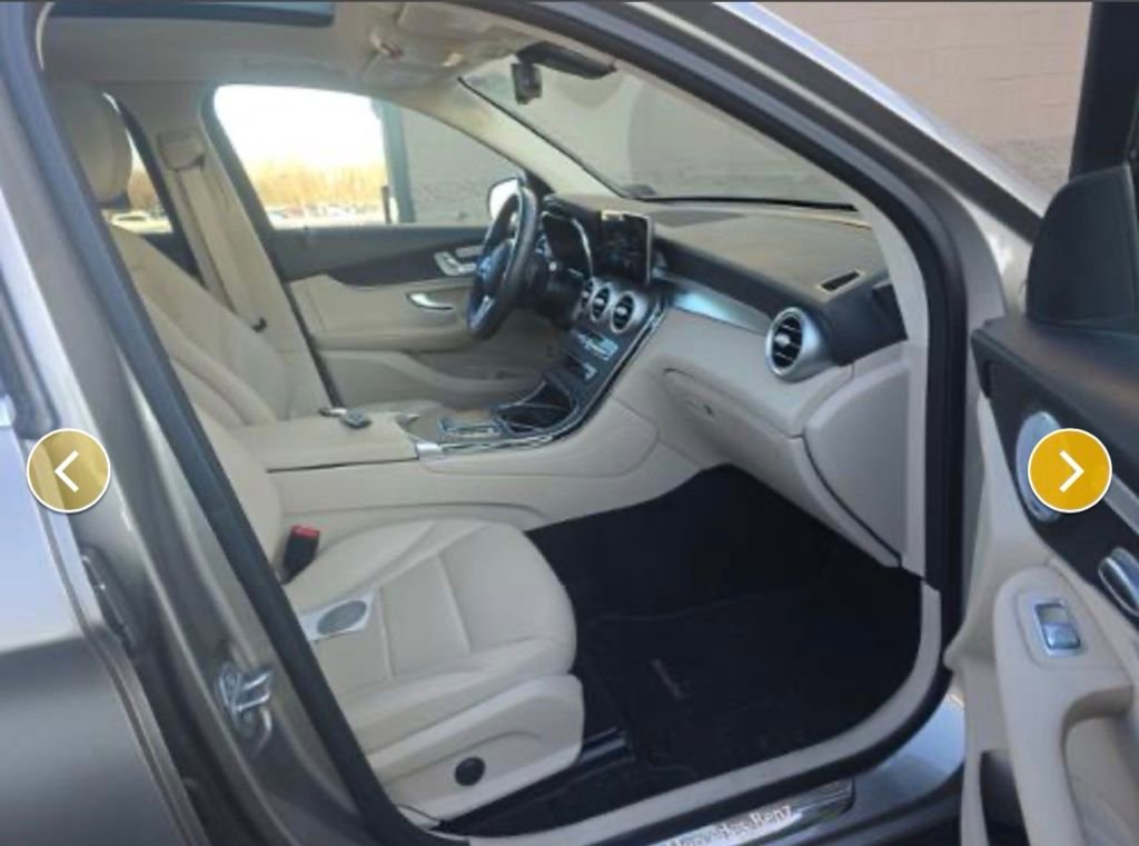Used 2021 Mercedes-Benz GLC 300 4MATIC w/ Premium Package image 9