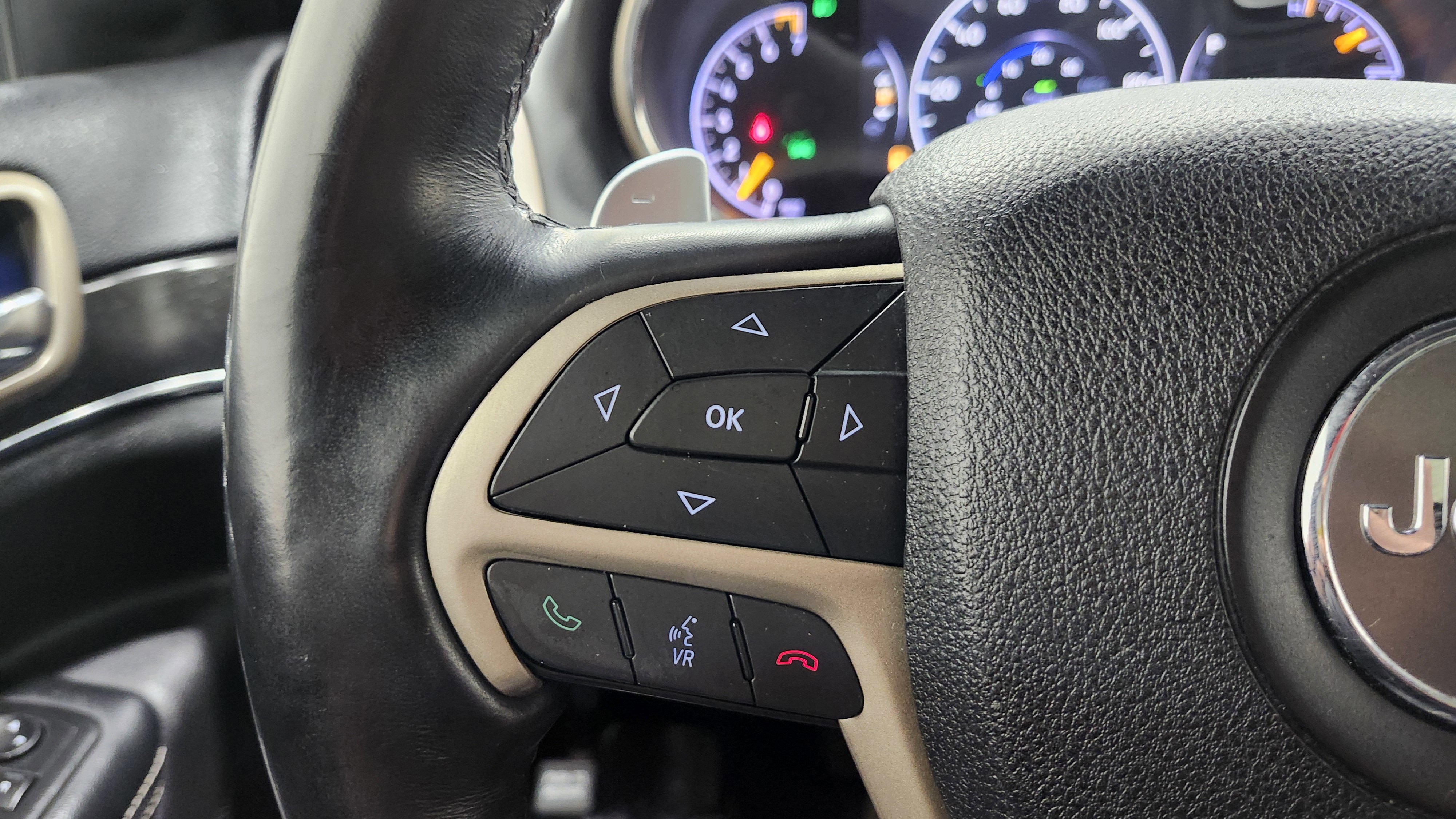 Used 2015 Jeep Grand Cherokee Limited w/ Luxury Group II image 39