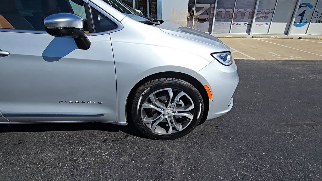 New 2026 Chrysler Pacifica Pinnacle w/ Trailer Tow Group FWD image 10