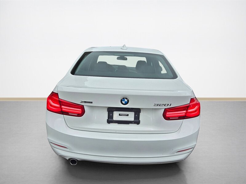 Used 2018 BMW 320i xDrive Sedan AWD/4WD image 5