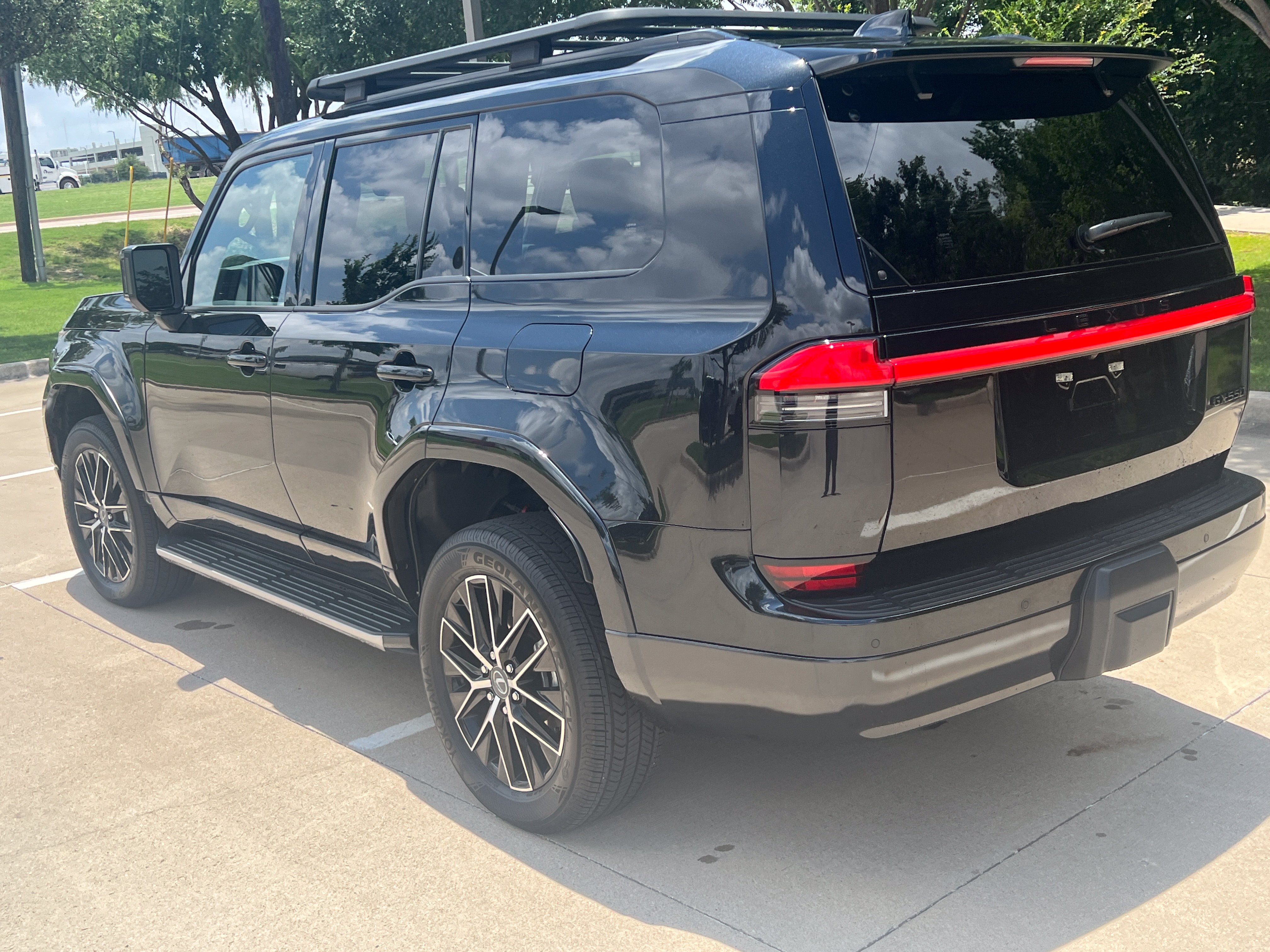 Used 2025 Lexus GX 550 w/ Accessory Package (31) AWD/4WD image 8