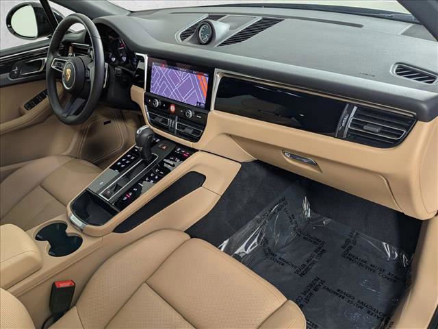 Certified 2025 Porsche Macan image 25
