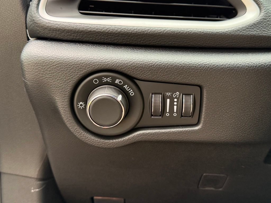 New 2027 Chrysler Pacifica Limited FWD image 25