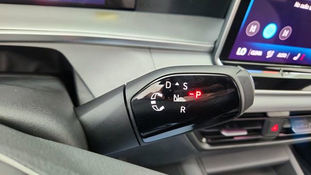 Used 2025 Volkswagen Tiguan SE R-Line image 43