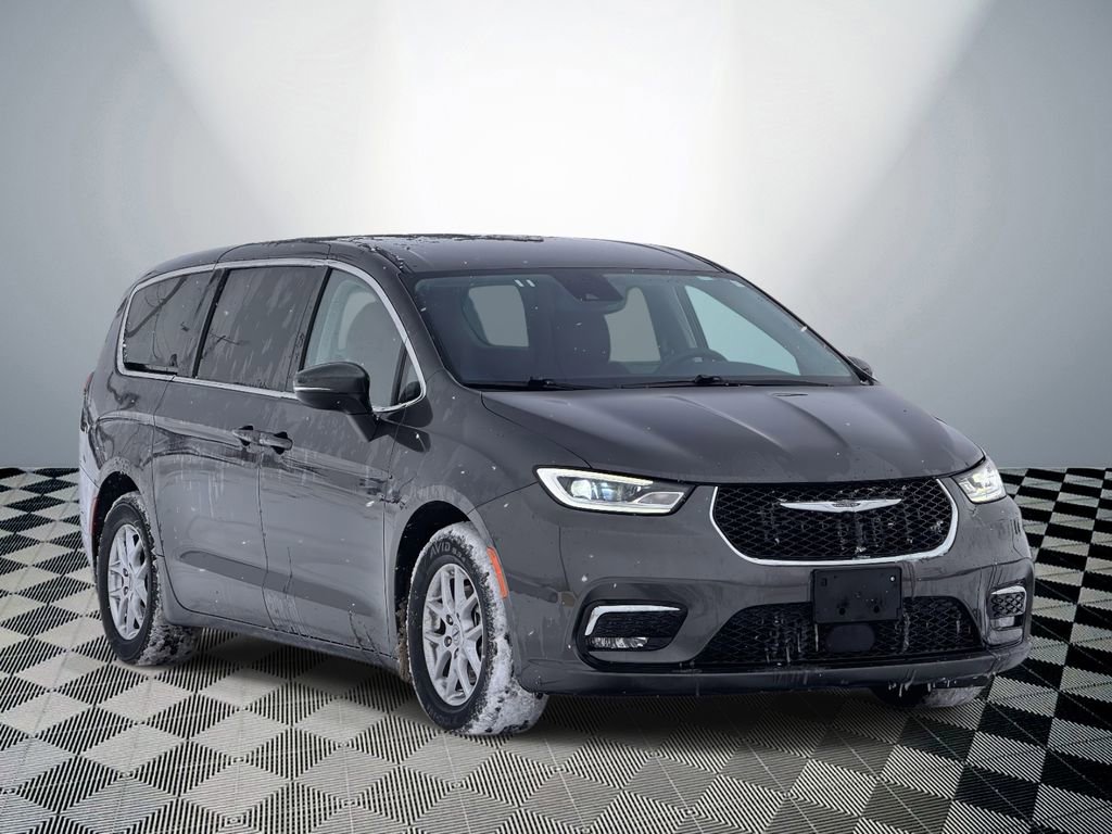 Used 2023 Chrysler Pacifica Touring-L image 4