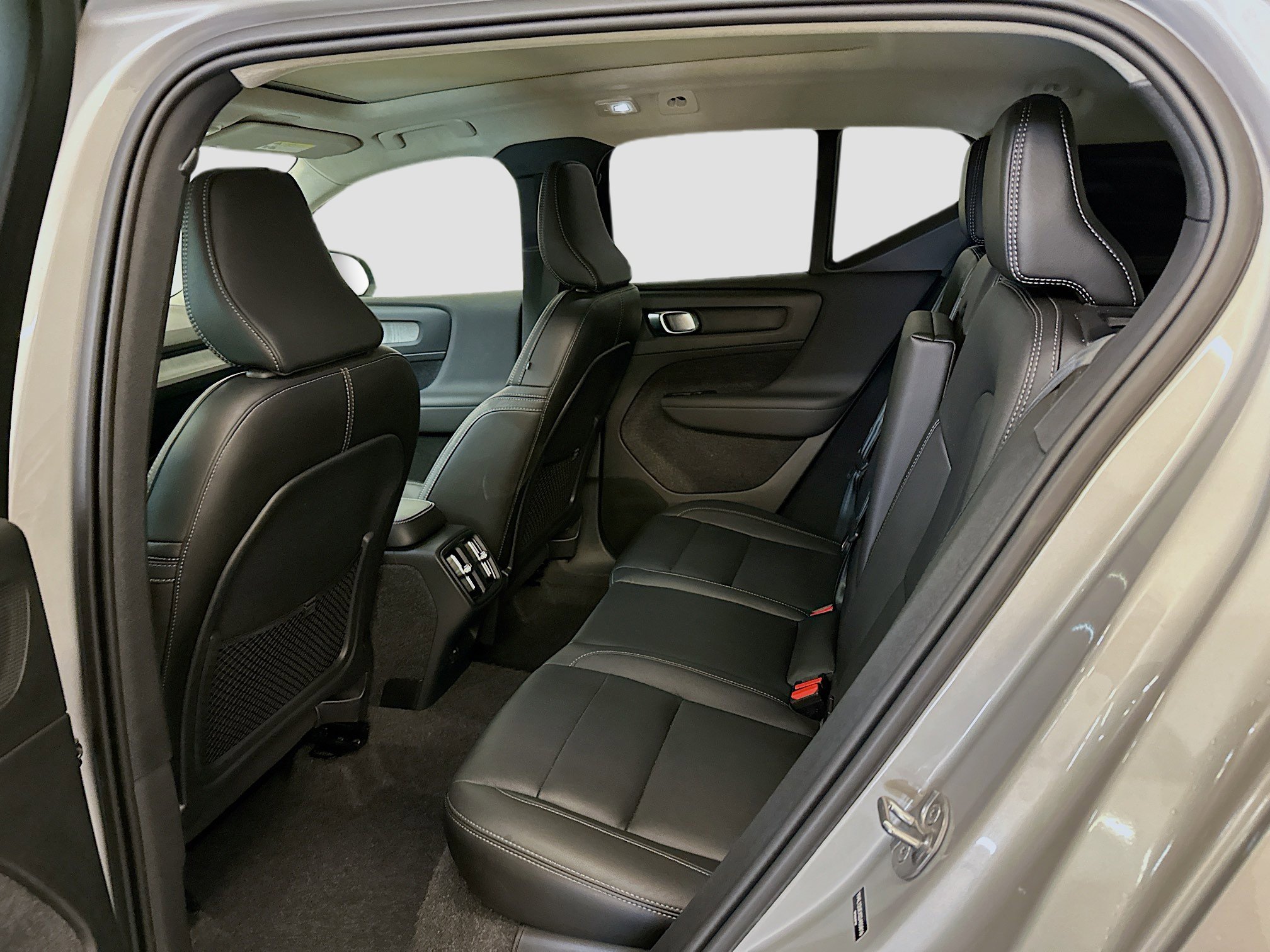 Used 2025 Volvo XC40 B5 Plus image 30