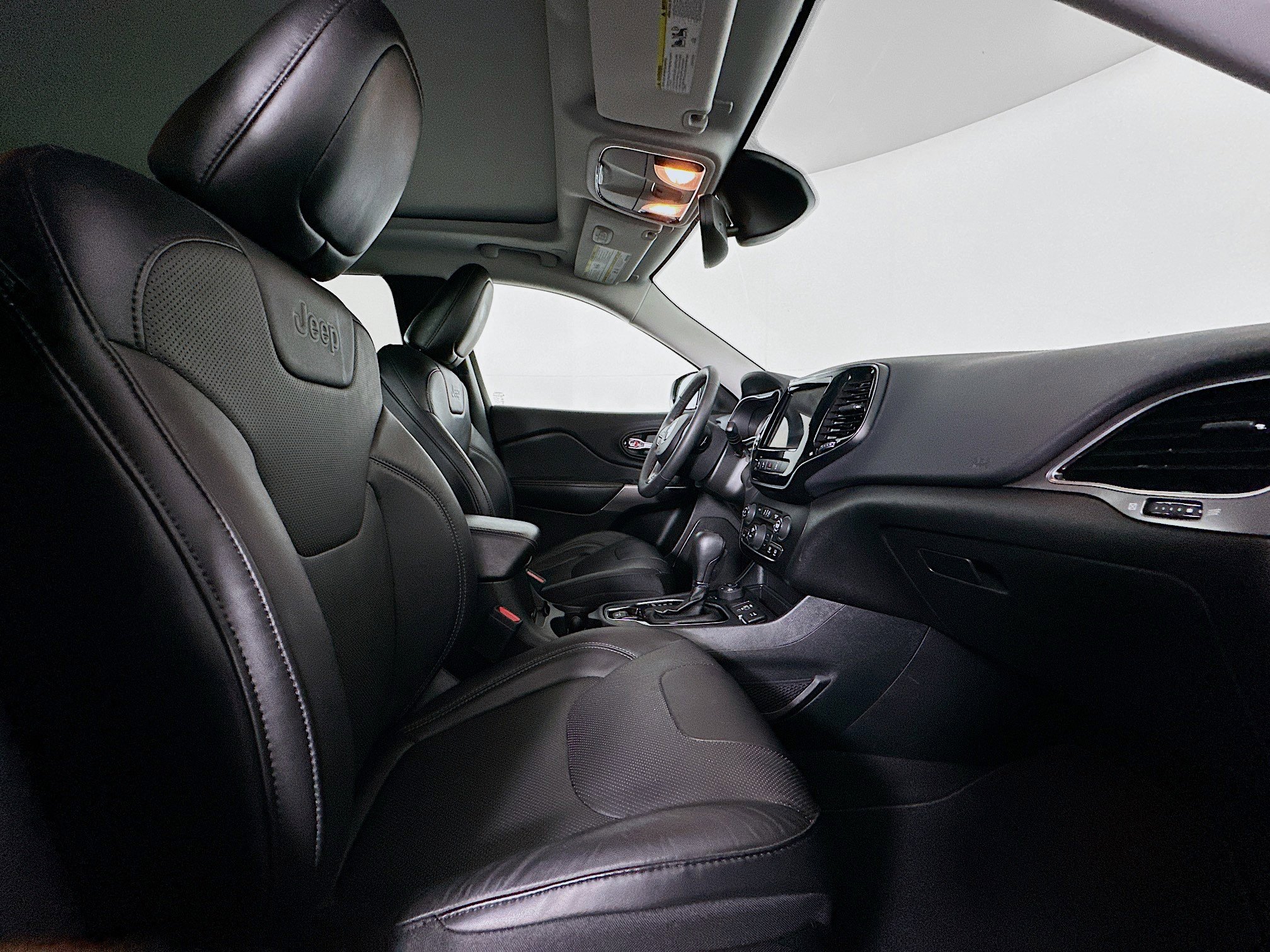 Used 2021 Jeep Cherokee Limited image 32