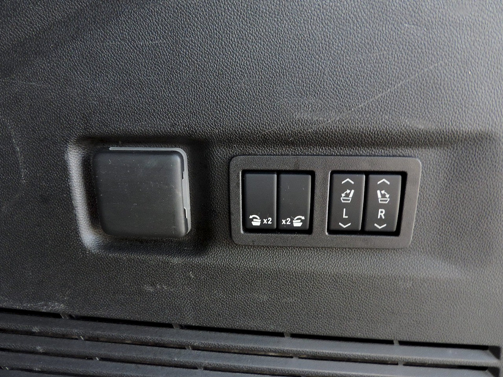 Certified 2025 GMC Yukon XL Denali AWD/4WD image 14