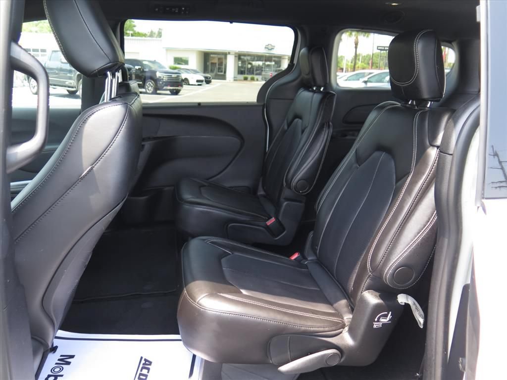 Used 2025 Chrysler Pacifica Select FWD image 16