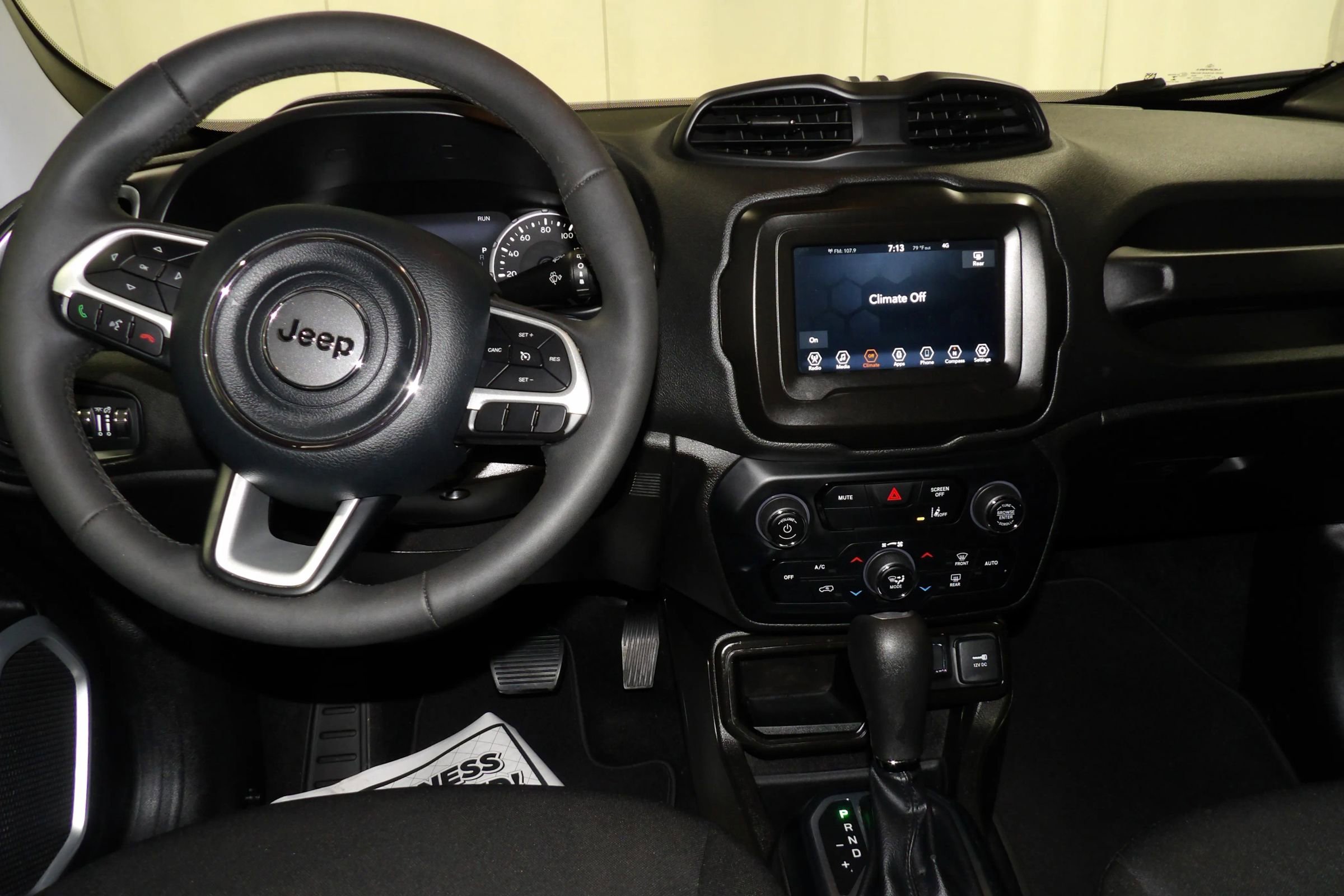 Used 2021 Jeep Renegade Latitude FWD image 11
