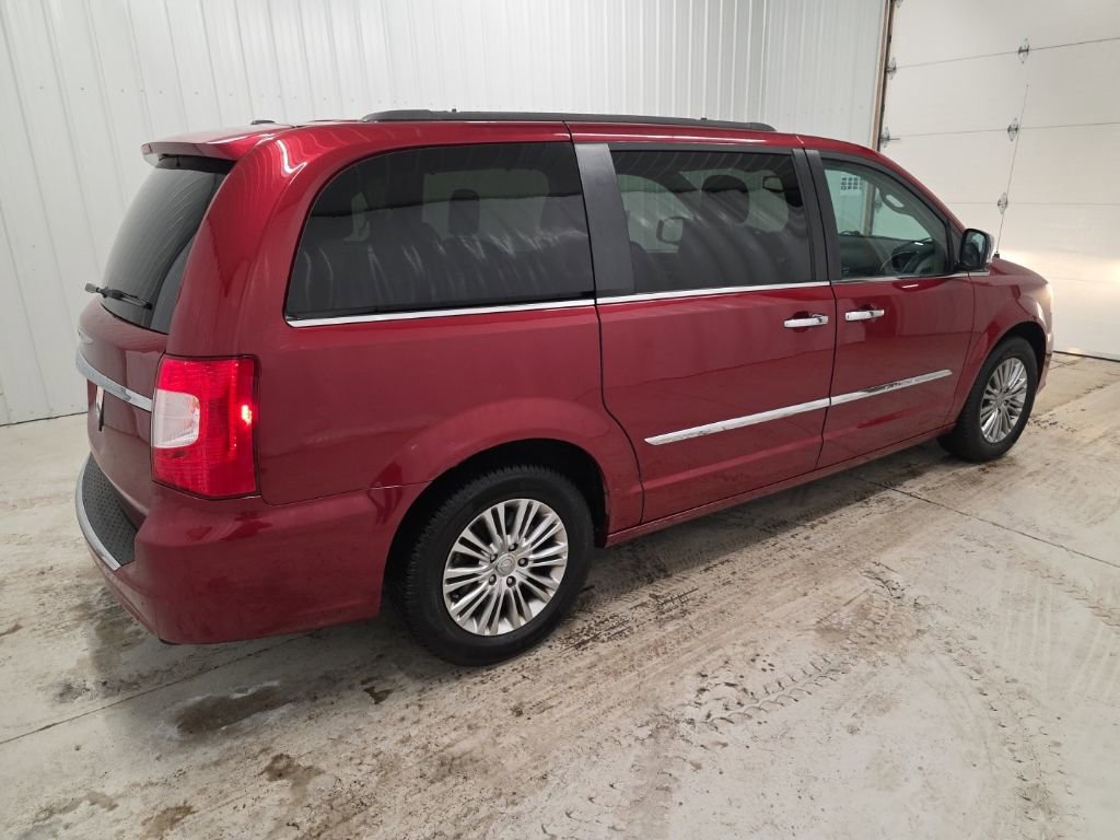 Used 2015 Chrysler Town & Country Touring-L w/ Driver Convenience Group image 6