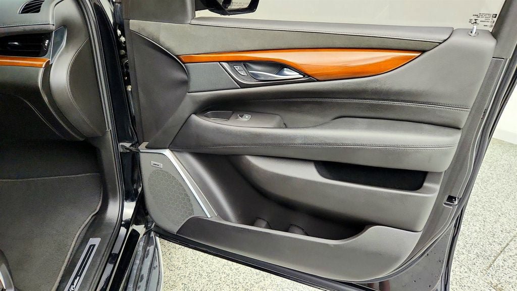 Used 2019 Cadillac Escalade Luxury AWD/4WD image 28