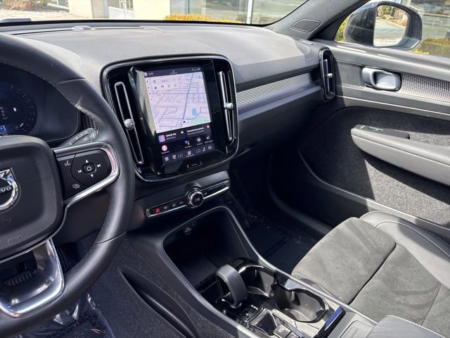 Used 2025 Volvo XC40 B5 Plus AWD/4WD image 19
