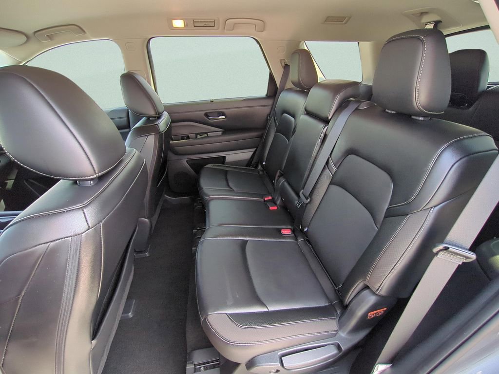 Certified 2024 Nissan Pathfinder SL w/ Black Appearance Package image 13