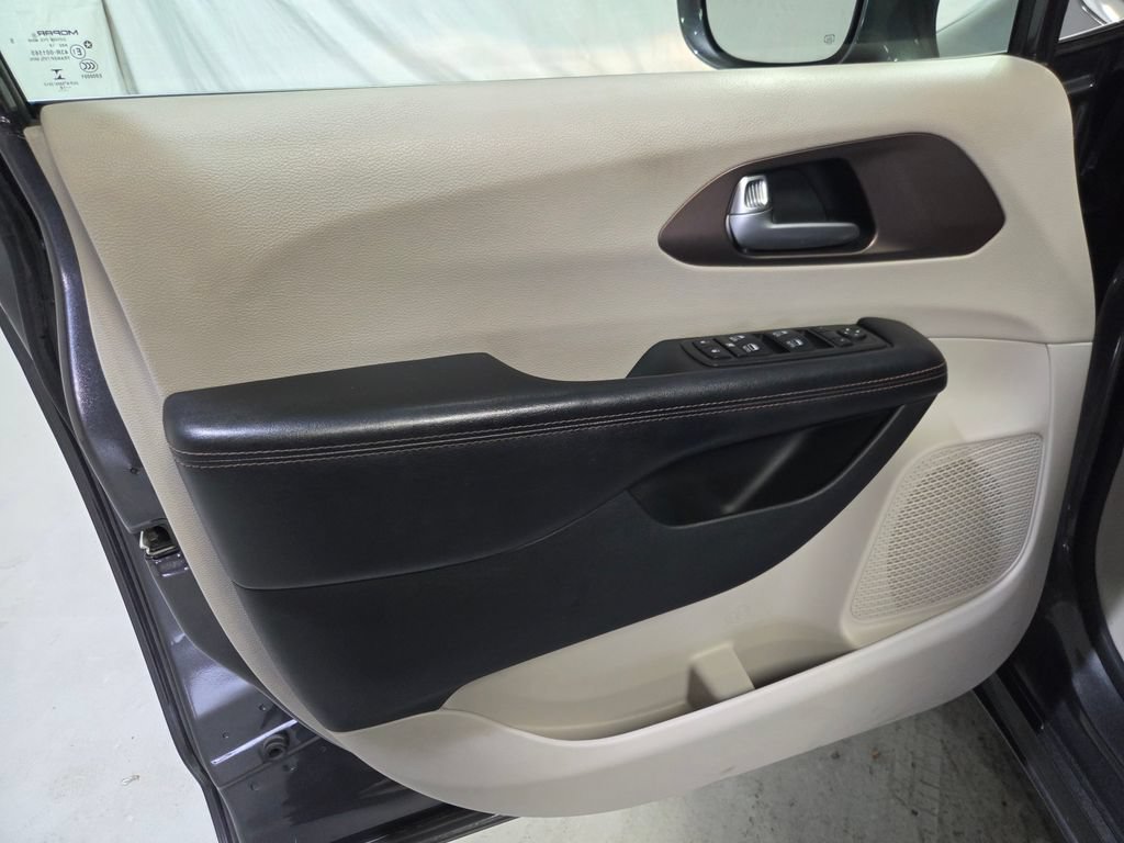 Certified 2018 Chrysler Pacifica Touring-L Plus FWD image 21