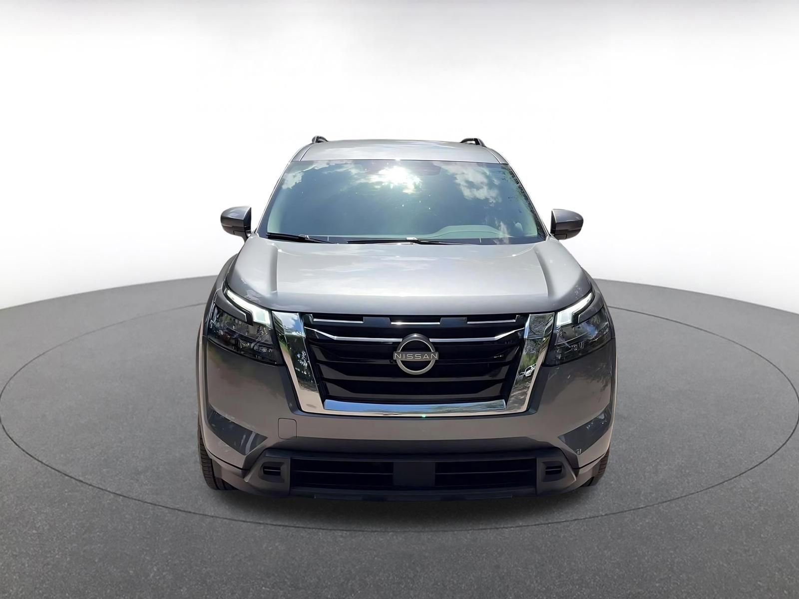 Used 2025 Nissan Pathfinder SV FWD image 4