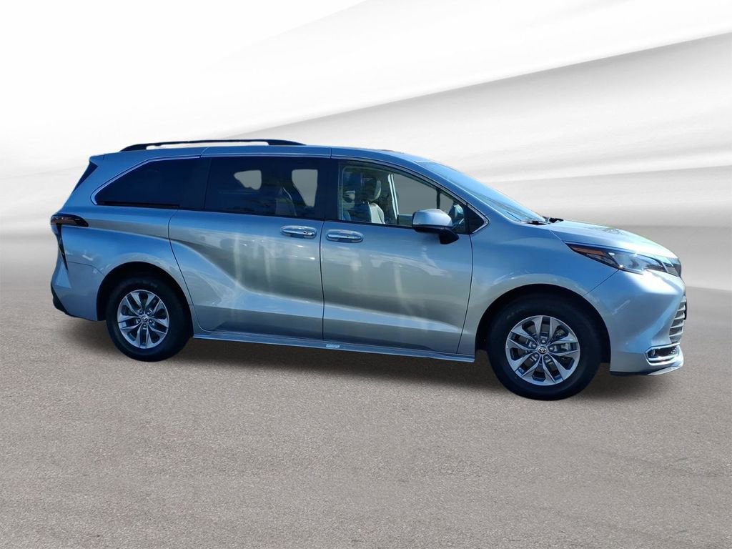 Used 2024 Toyota Sienna XLE FWD image 7