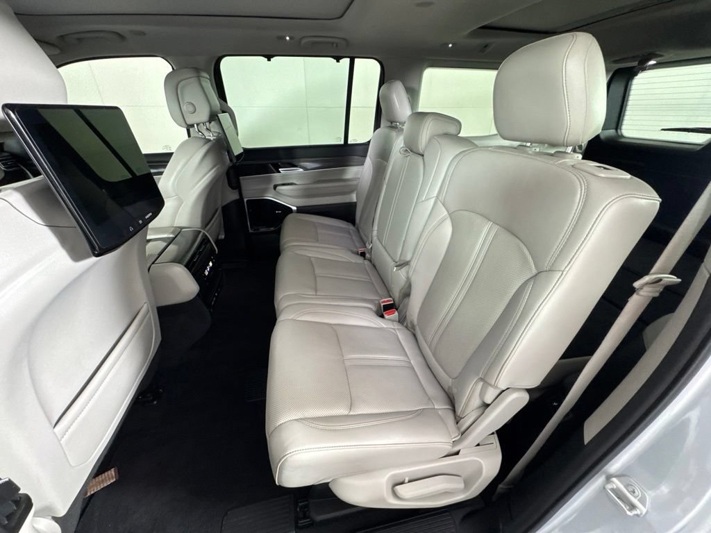 Certified 2023 Jeep Wagoneer Series III w/ Premium Group I AWD/4WD image 41