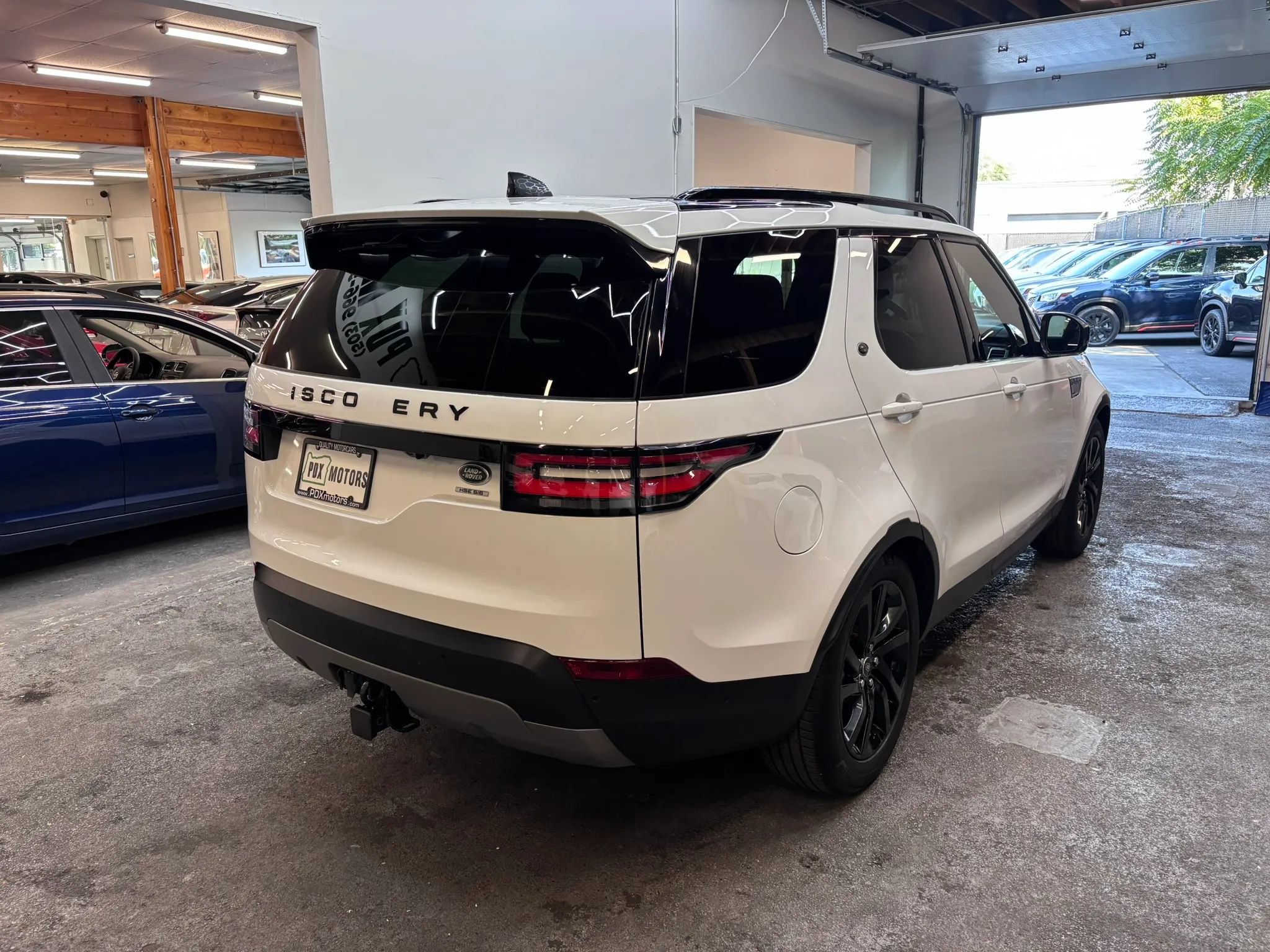 Used 2018 Land Rover Discovery HSE AWD/4WD image 6