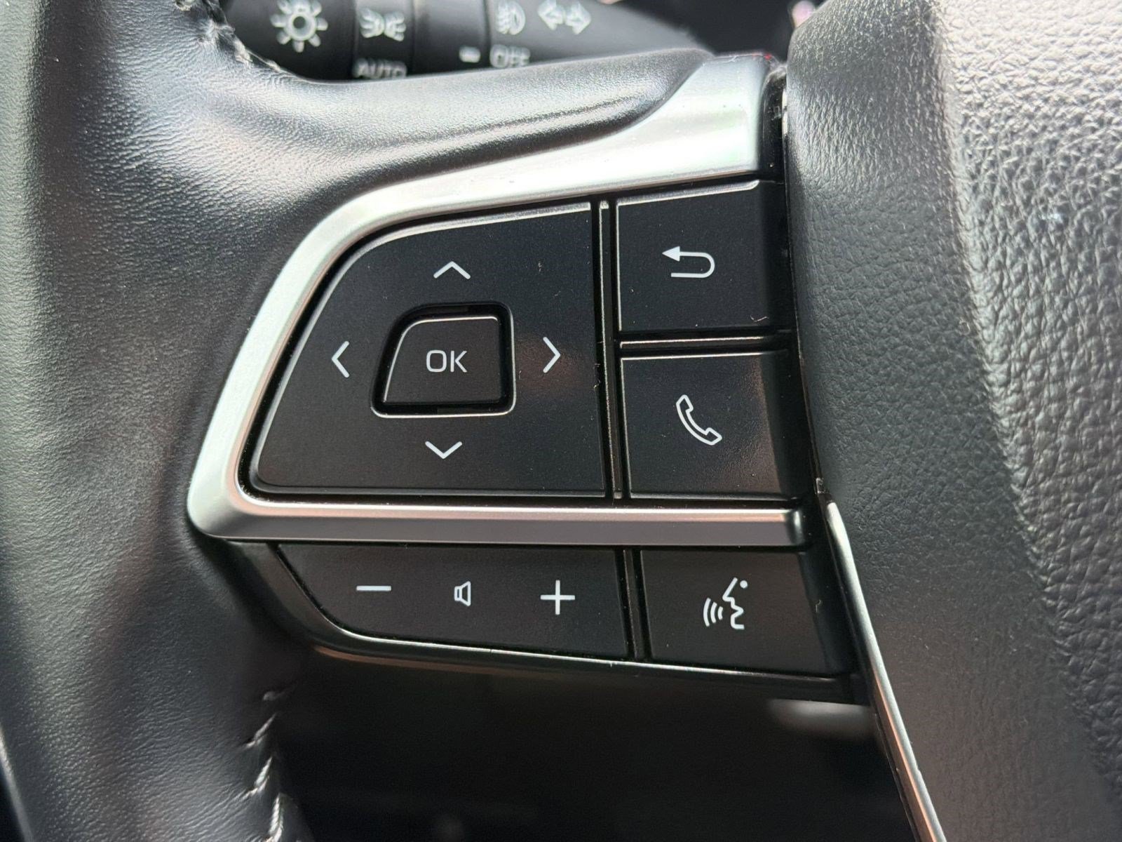Used 2021 Toyota Highlander XSE FWD image 26