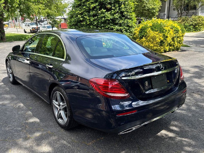 Used 2017 Mercedes-Benz E 300 4MATIC image 4