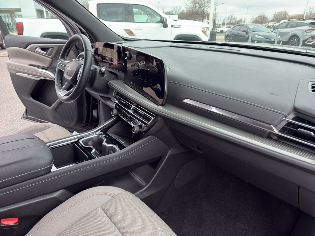 Used 2025 Chevrolet Traverse LT image 34