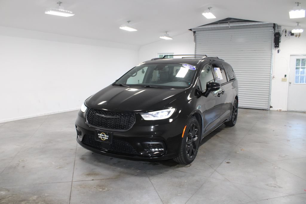 Used 2025 Chrysler Pacifica Limited FWD image 4