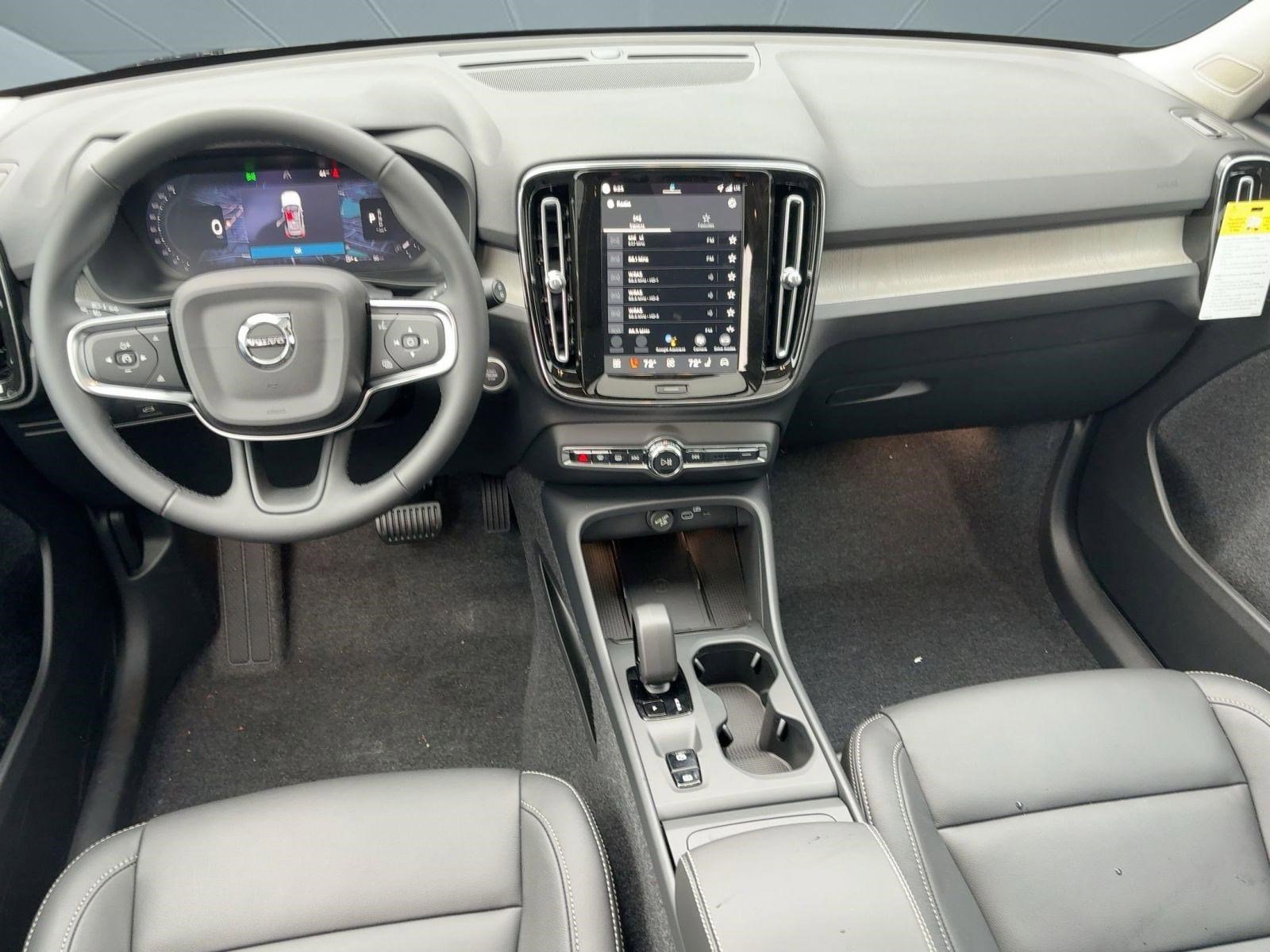 Used 2026 Volvo XC40 B4 Core w/ Climate Package FWD image 14