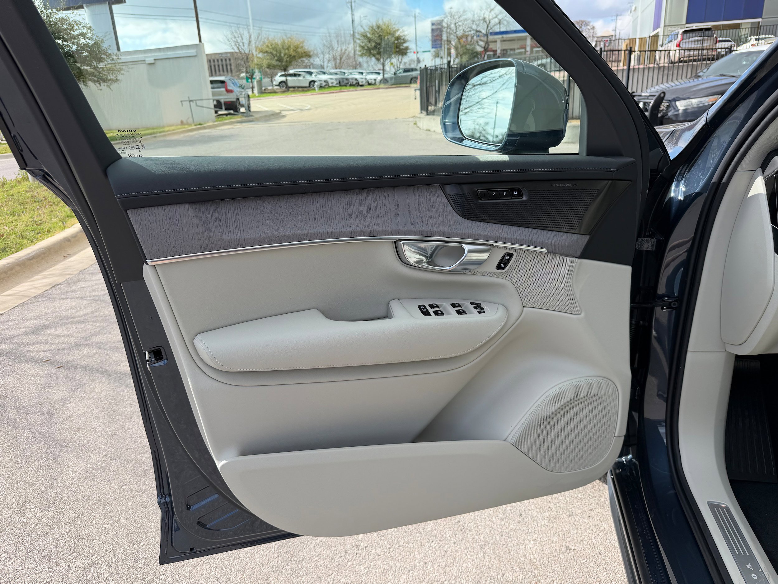 New 2026 Volvo XC90 B6 Ultra w/ Protection Package image 18