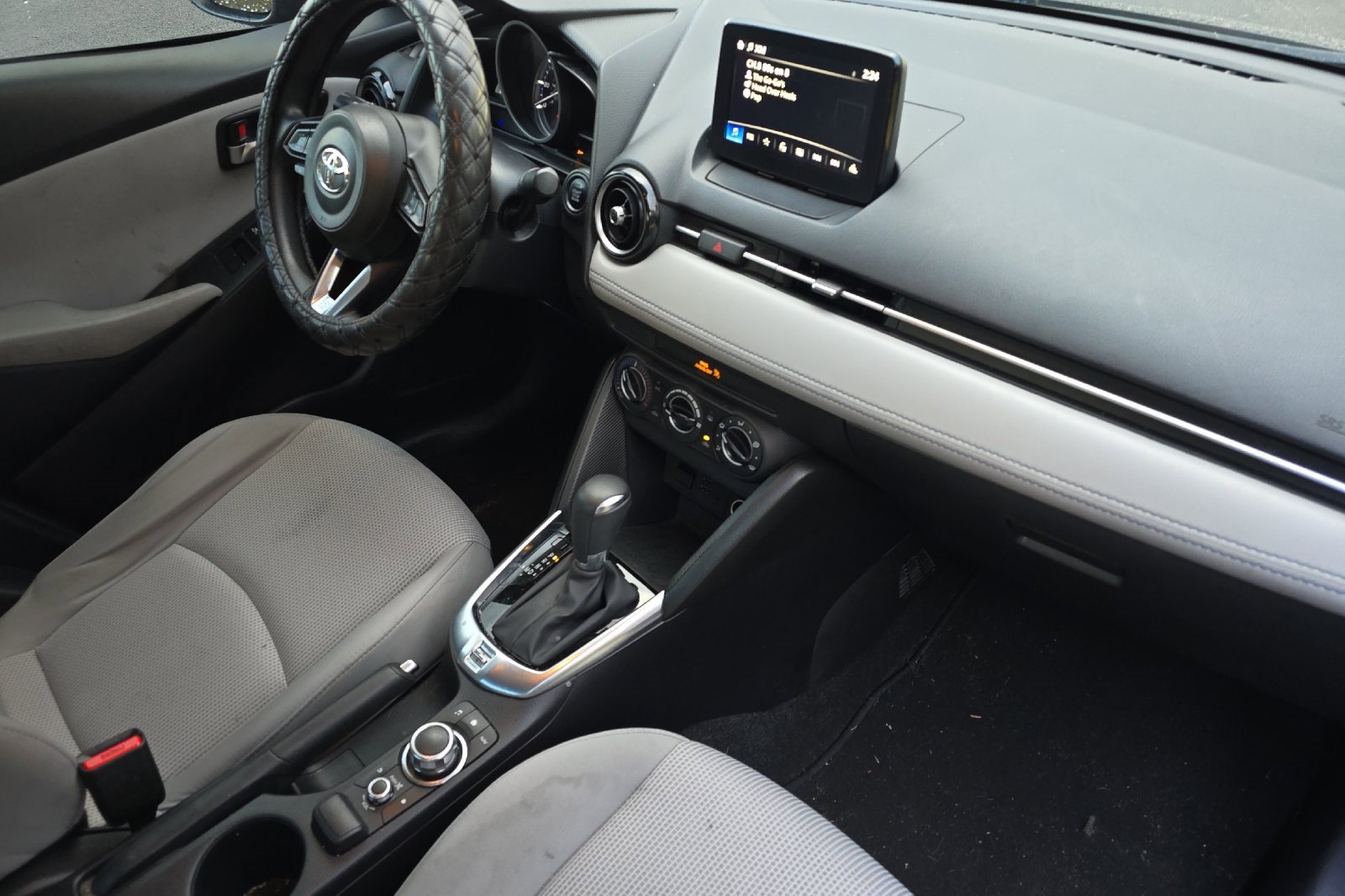 Used 2019 Toyota Yaris L image 19