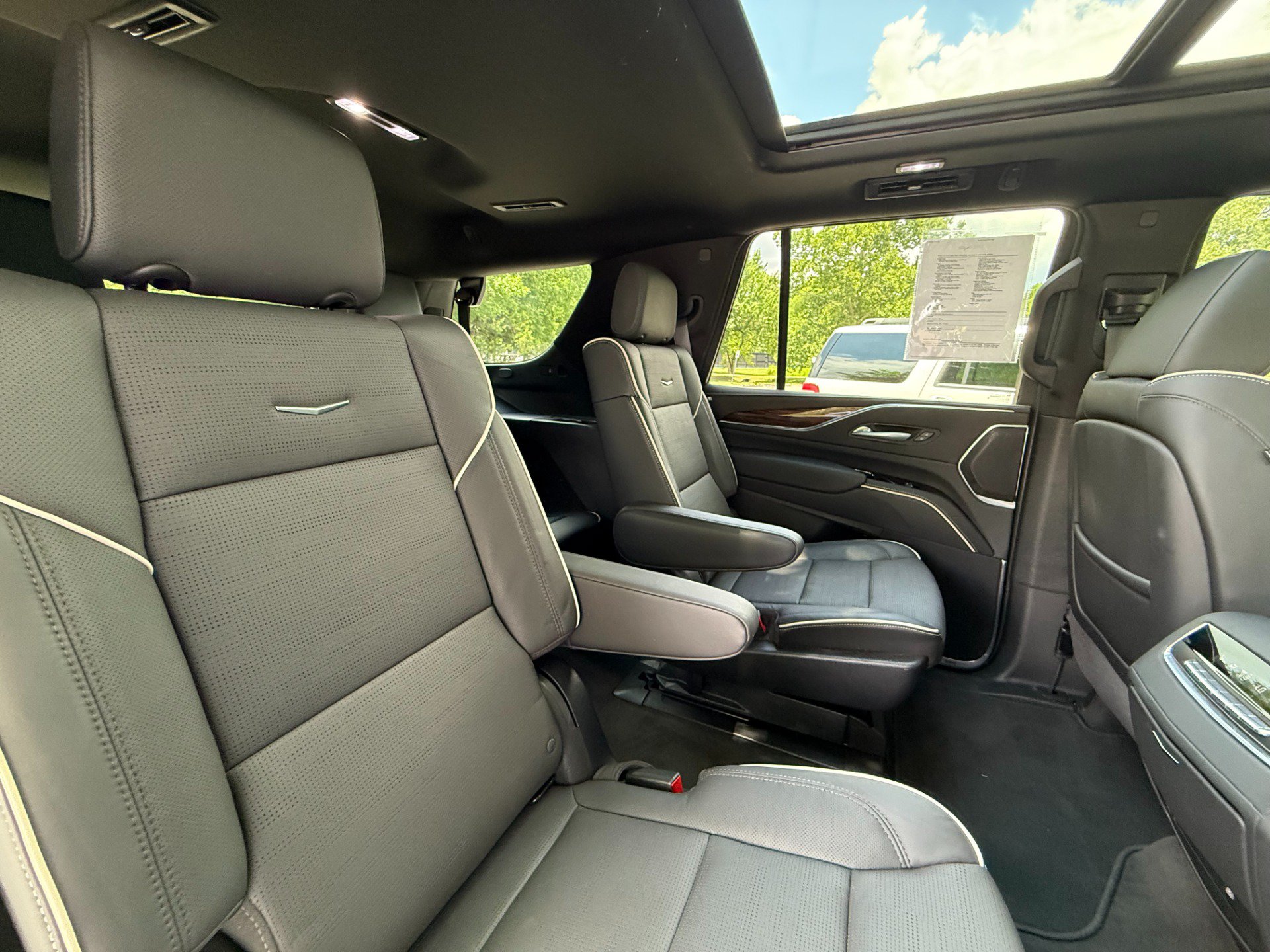 Used 2024 Cadillac Escalade Premium Luxury AWD/4WD image 37
