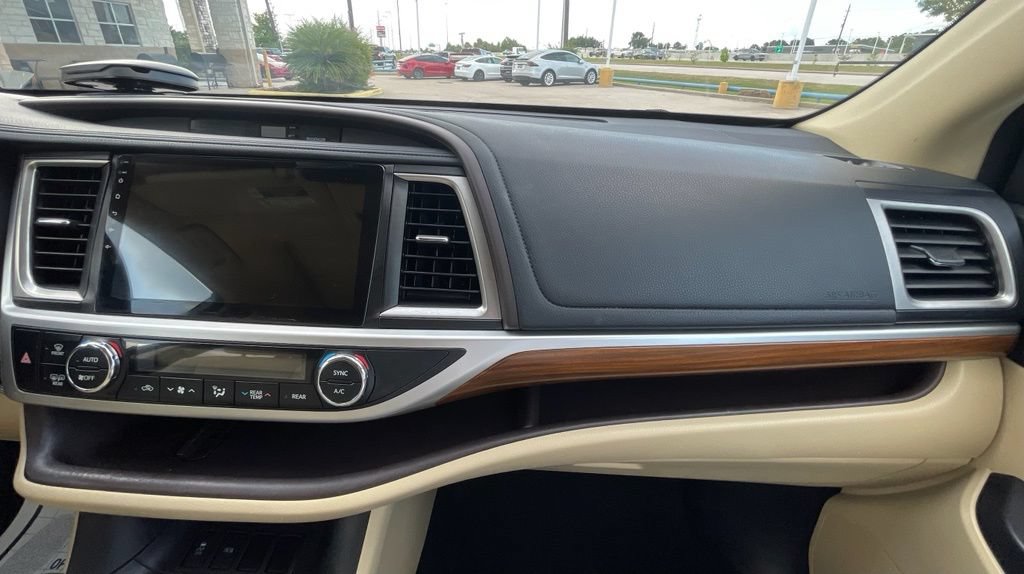 Used 2017 Toyota Highlander Limited FWD image 27