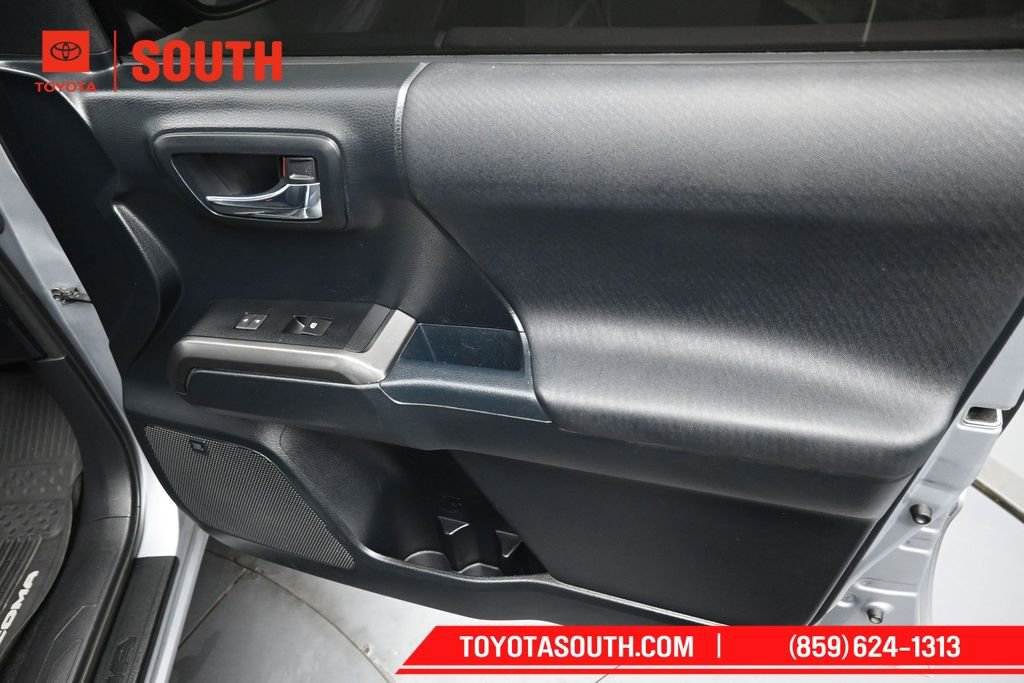 Used 2016 Toyota Tacoma TRD Off-Road AWD/4WD image 31