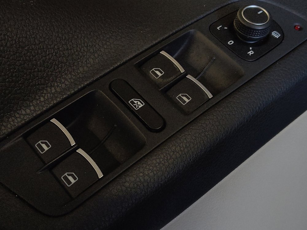 Used 2016 Volkswagen Tiguan SE image 27