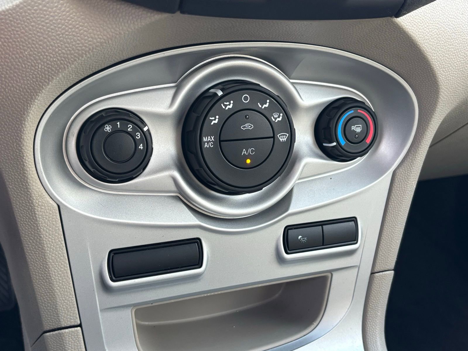 Used 2016 Ford Fiesta SE FWD image 25