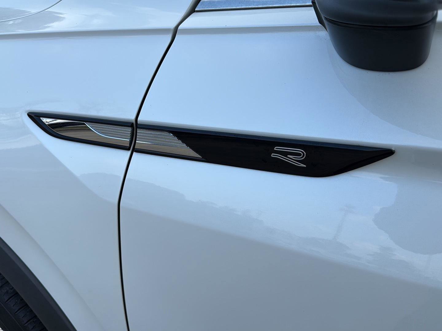 Used 2022 Volkswagen Tiguan SEL R-Line image 10