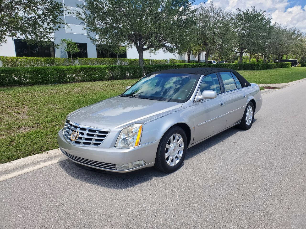 Used 2008 Cadillac DTS Luxury I image 2