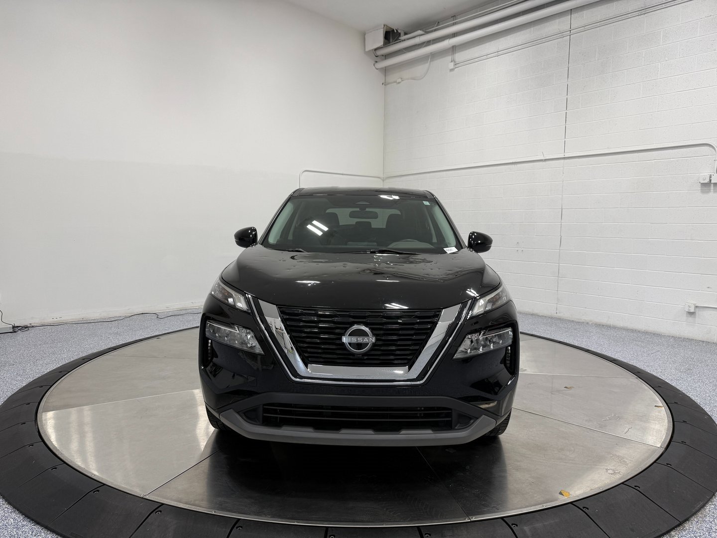 Used 2022 Nissan Rogue SV image 2