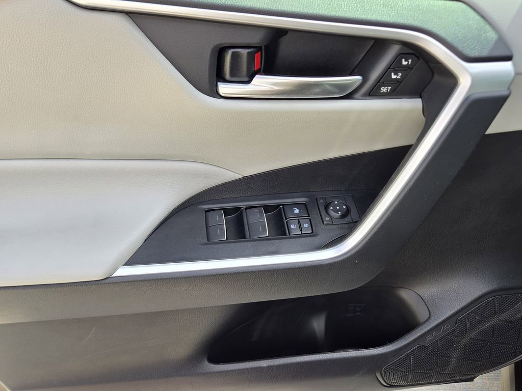 Used 2022 Toyota RAV4 XLE Premium image 33