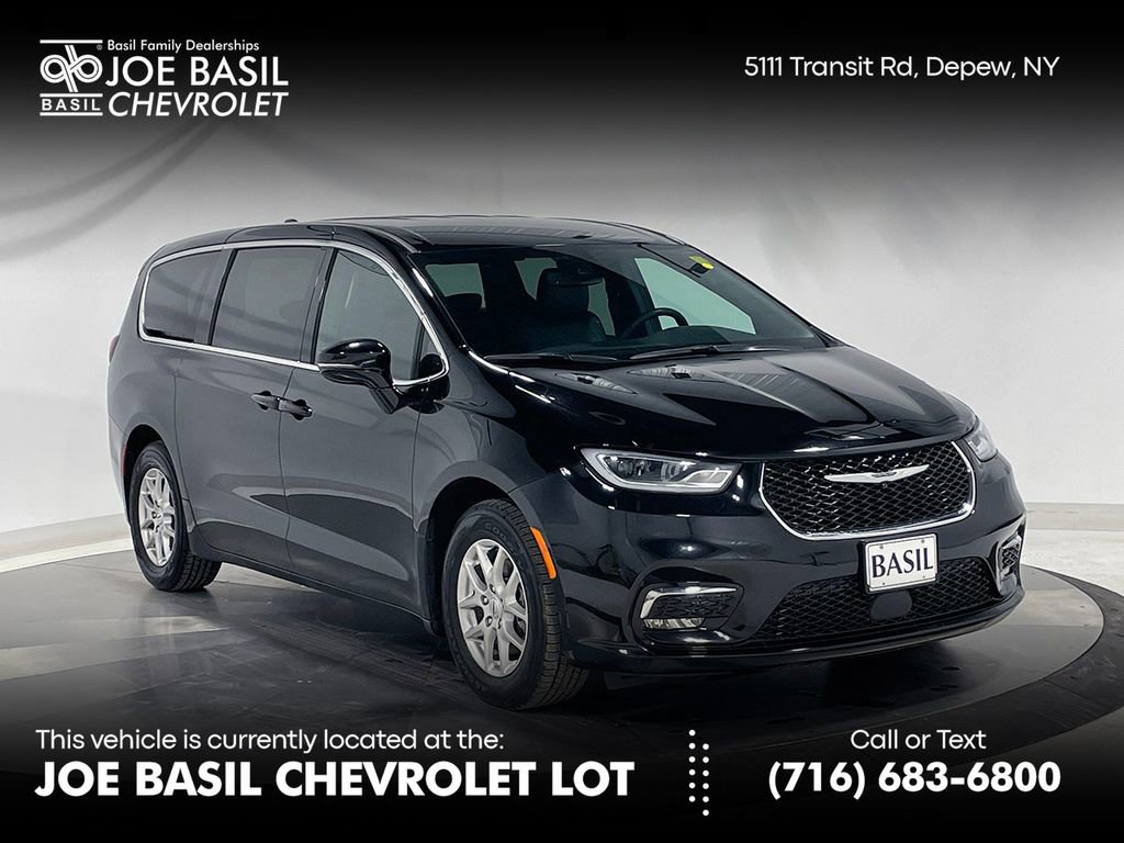 Used 2025 Chrysler Pacifica Select image 1