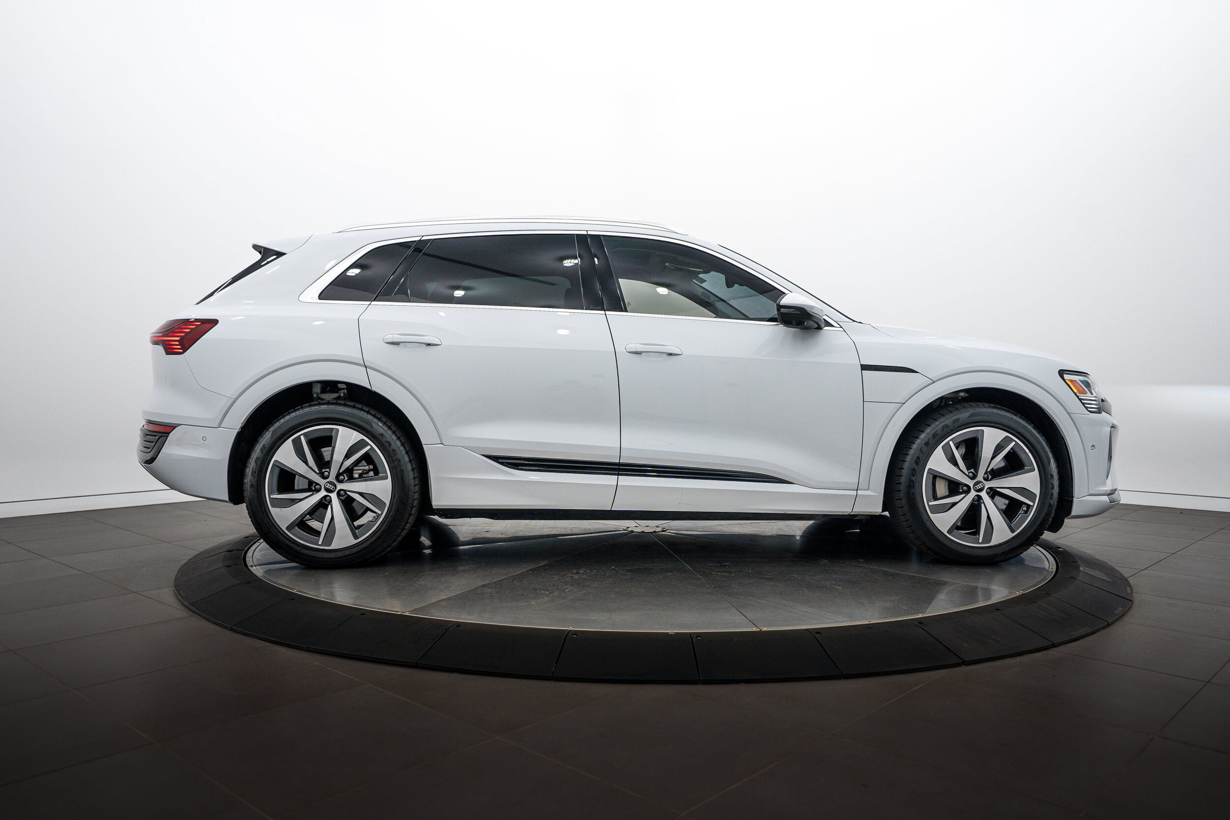 Certified 2024 Audi Q8 e-tron Premium Plus w/ Premium Plus Package AWD/4WD image 3