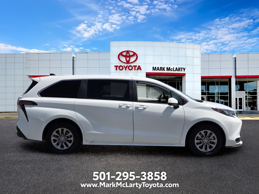 Used 2025 Toyota Sienna LE FWD image 6