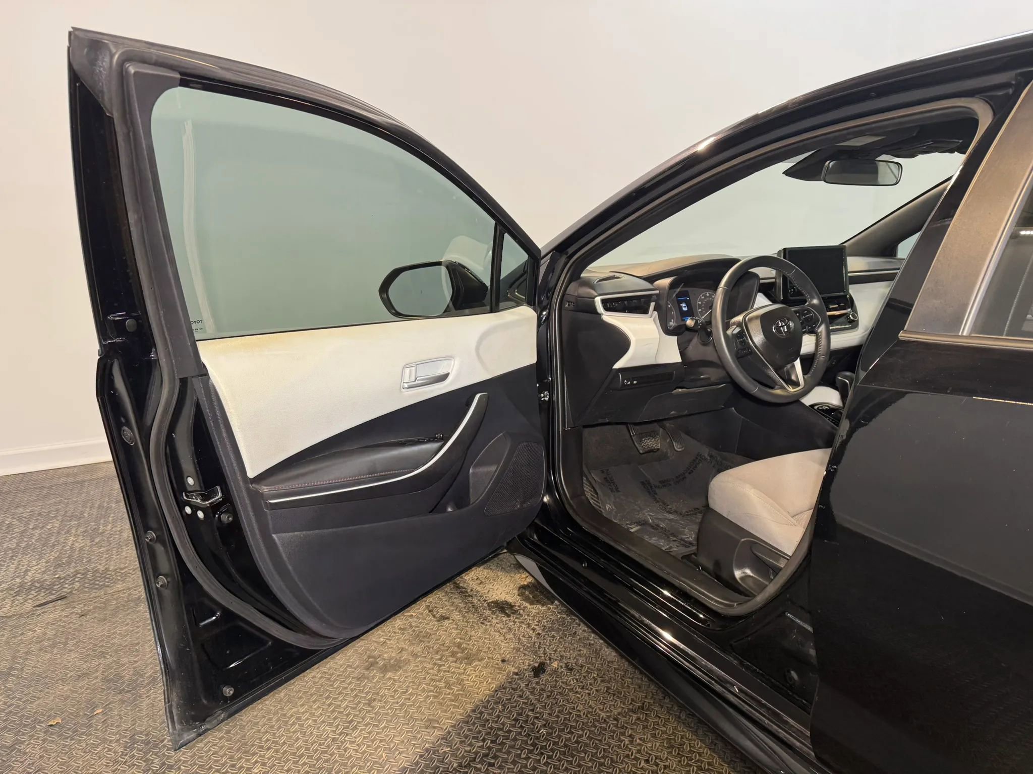 Used 2025 Toyota Corolla SE image 8