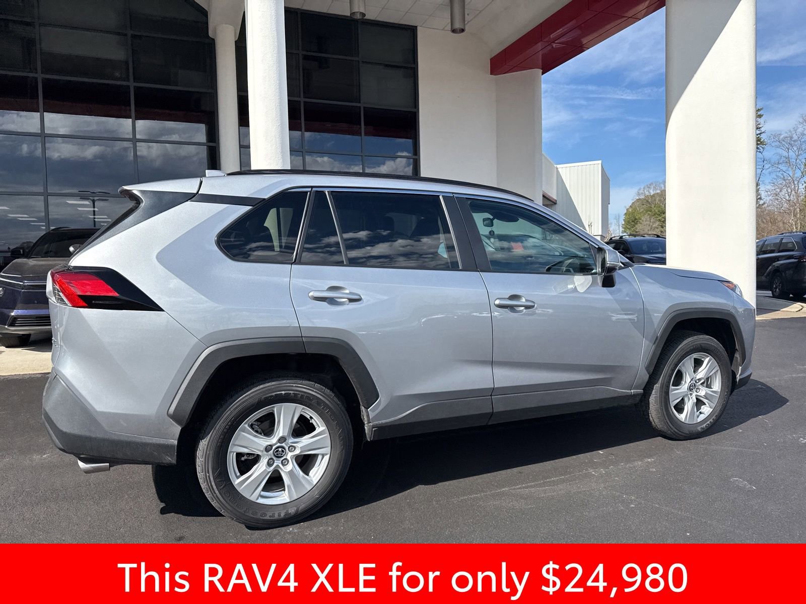 Used 2021 Toyota RAV4 XLE image 7